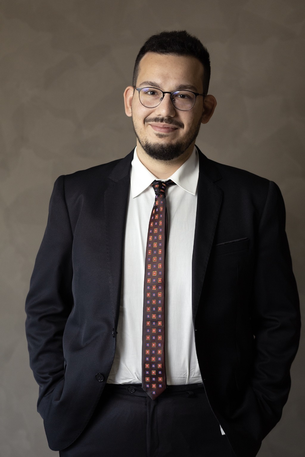Dr. Julius Scorpione em retrato profissional de corpo inteiro