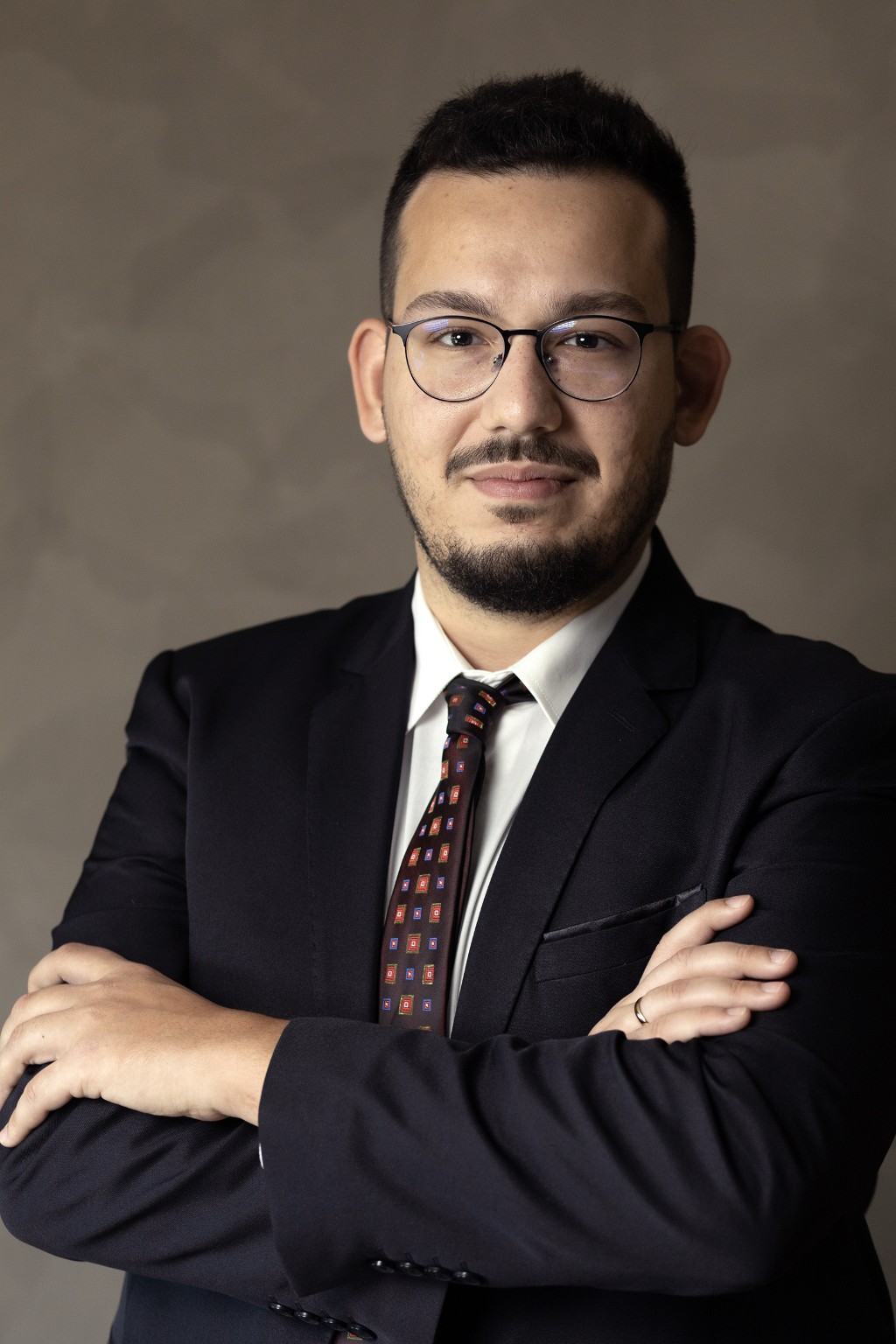 Dr. Julius Scorpione em retrato profissional